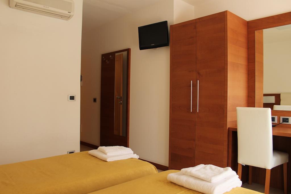 Albergo Riva Reno Di Leggiuno Exterior photo